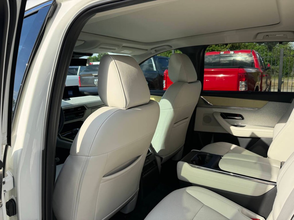 Mazda CX-90 Vehicle Full-screen Gallery Image 12