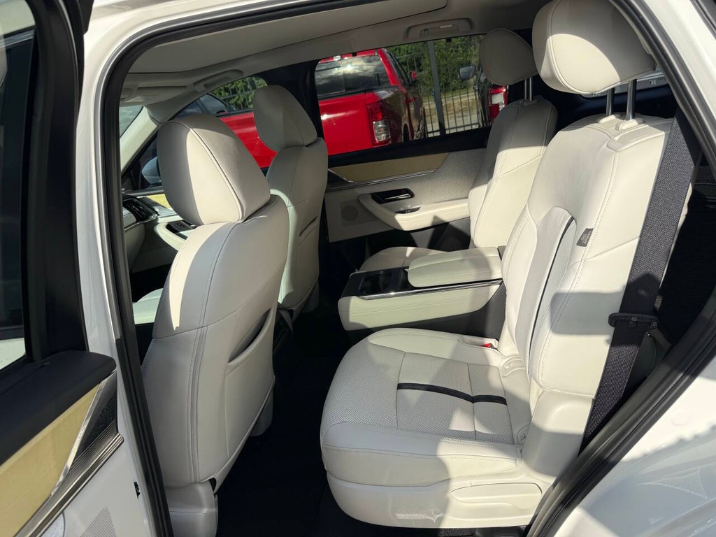 Mazda CX-90 Vehicle Full-screen Gallery Image 13