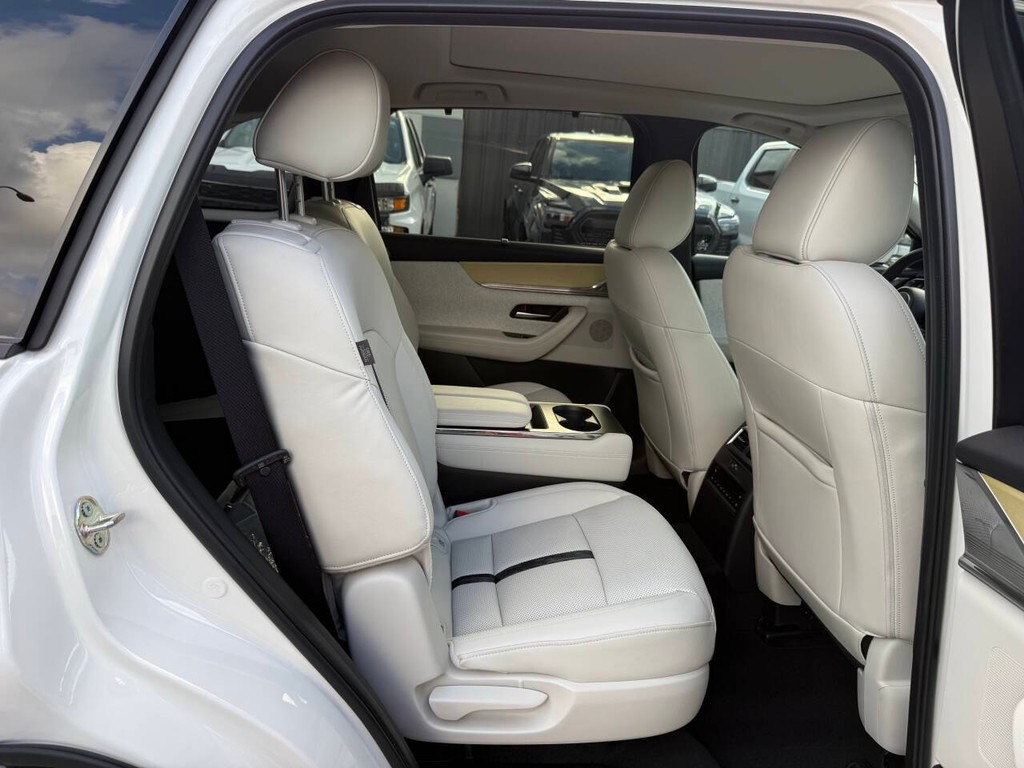 Mazda CX-90 Vehicle Full-screen Gallery Image 16