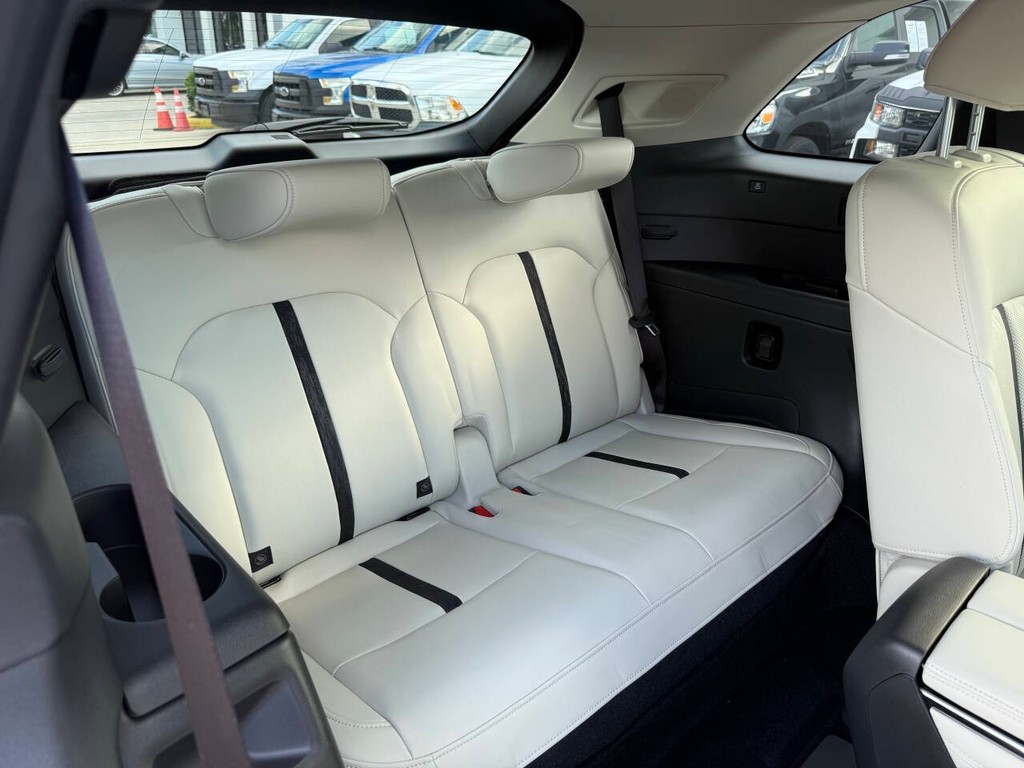 Mazda CX-90 Vehicle Full-screen Gallery Image 17