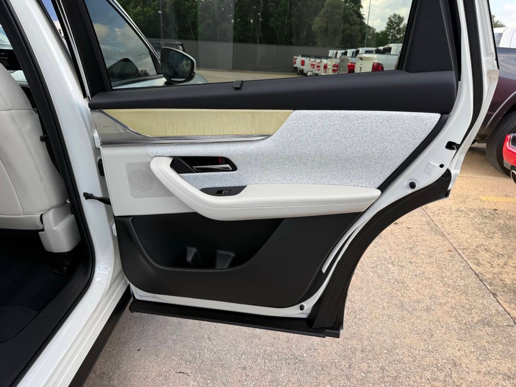 Mazda CX-90 Vehicle Full-screen Gallery Image 18