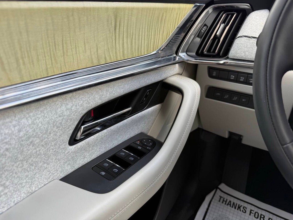 Mazda CX-90 Vehicle Full-screen Gallery Image 32