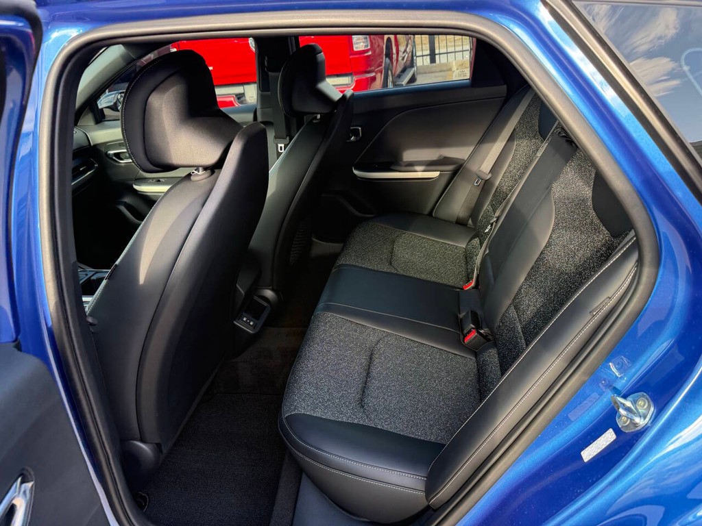 Kia K4 Vehicle Full-screen Gallery Image 13