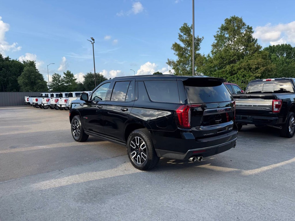GMC Yukon Vehicle Full-screen Gallery Image 04