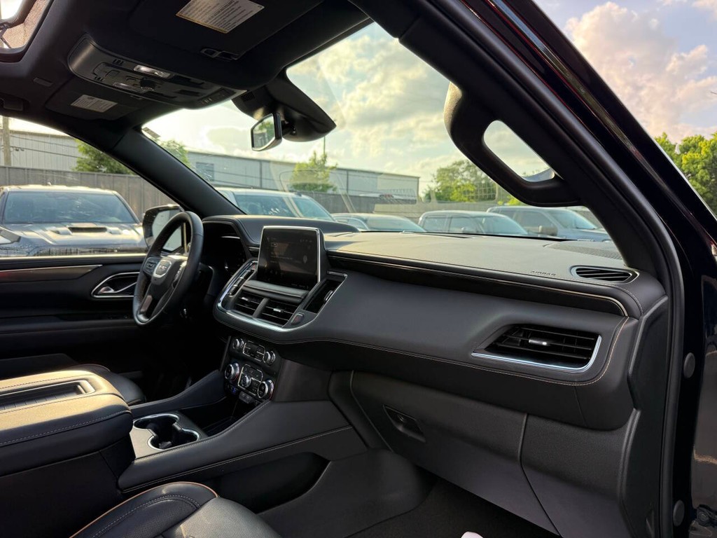 GMC Yukon Vehicle Full-screen Gallery Image 09