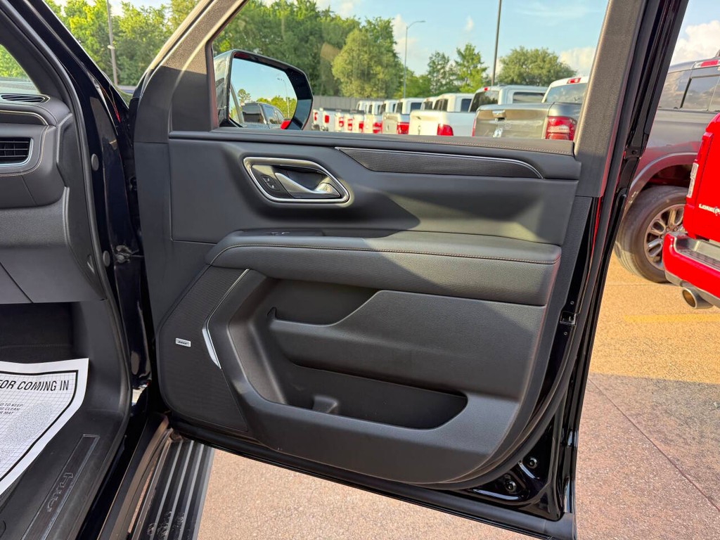 GMC Yukon Vehicle Full-screen Gallery Image 11
