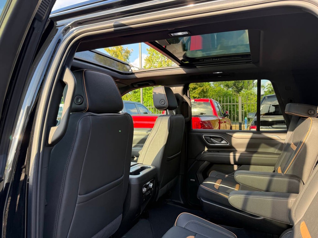 GMC Yukon Vehicle Full-screen Gallery Image 12
