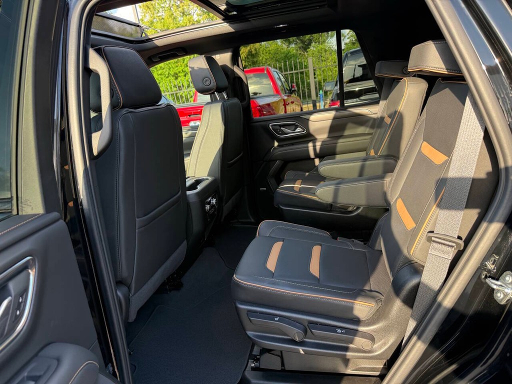 GMC Yukon Vehicle Full-screen Gallery Image 13
