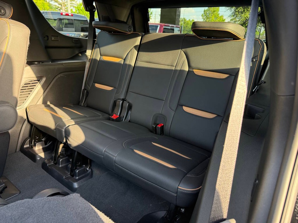 GMC Yukon Vehicle Full-screen Gallery Image 14