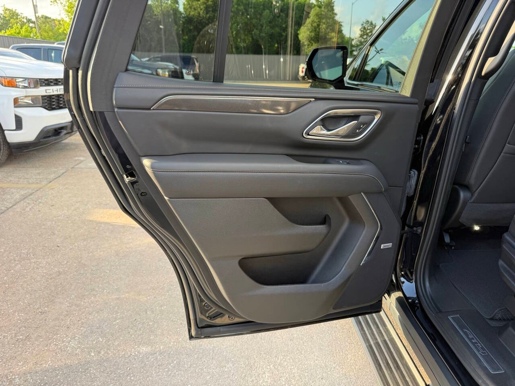 GMC Yukon Vehicle Full-screen Gallery Image 15