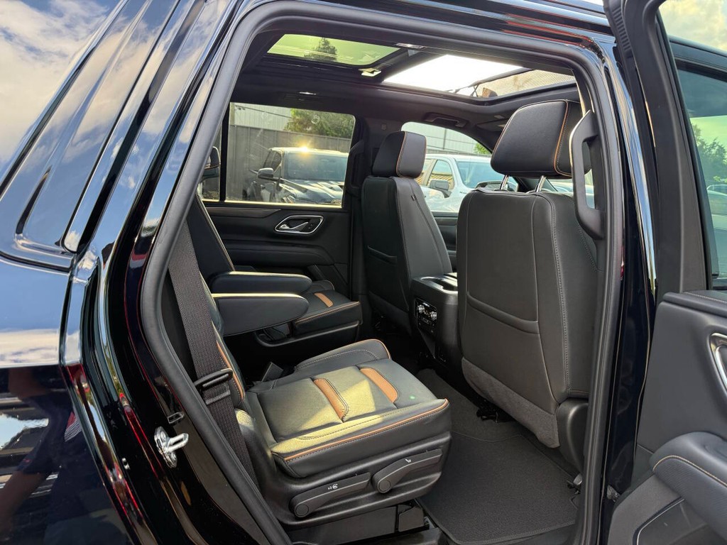 GMC Yukon Vehicle Full-screen Gallery Image 16
