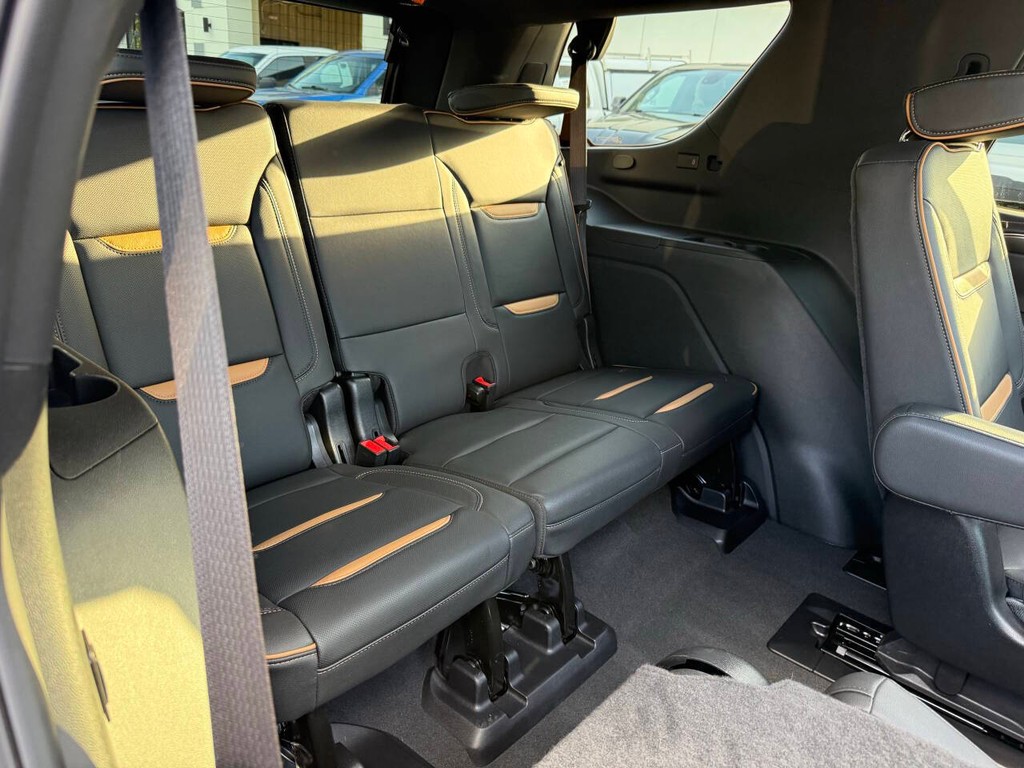 GMC Yukon Vehicle Full-screen Gallery Image 17