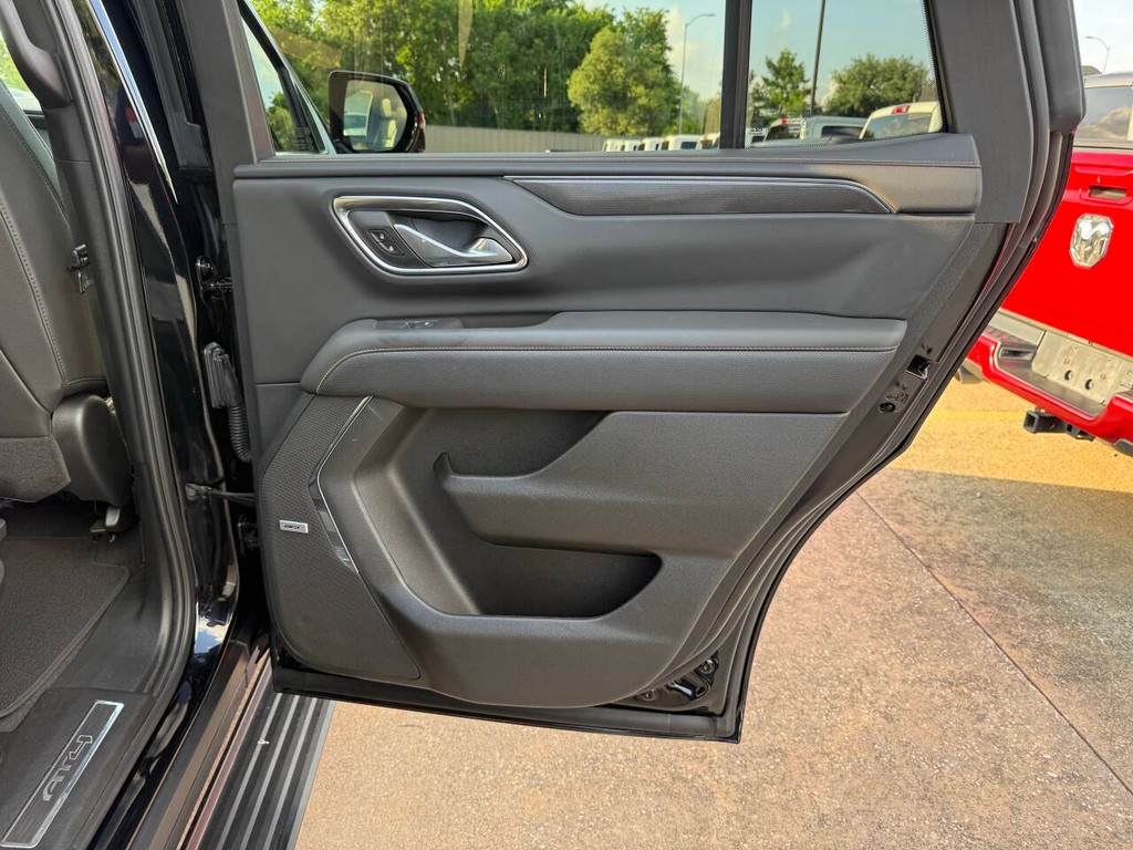 GMC Yukon Vehicle Full-screen Gallery Image 18