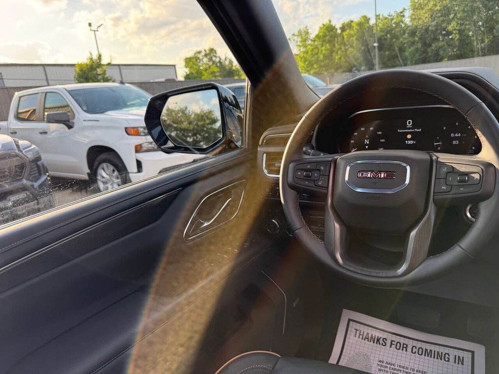 GMC Yukon Vehicle Full-screen Gallery Image 21