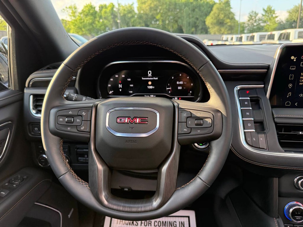 GMC Yukon Vehicle Full-screen Gallery Image 24