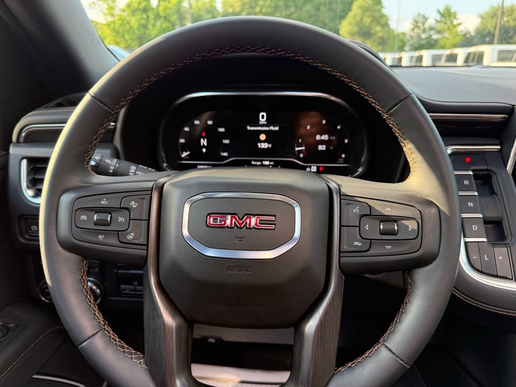 GMC Yukon Vehicle Full-screen Gallery Image 25
