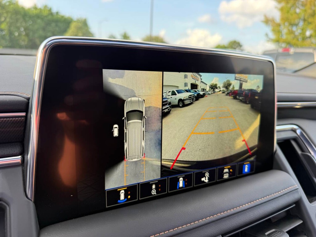 GMC Yukon Vehicle Full-screen Gallery Image 30