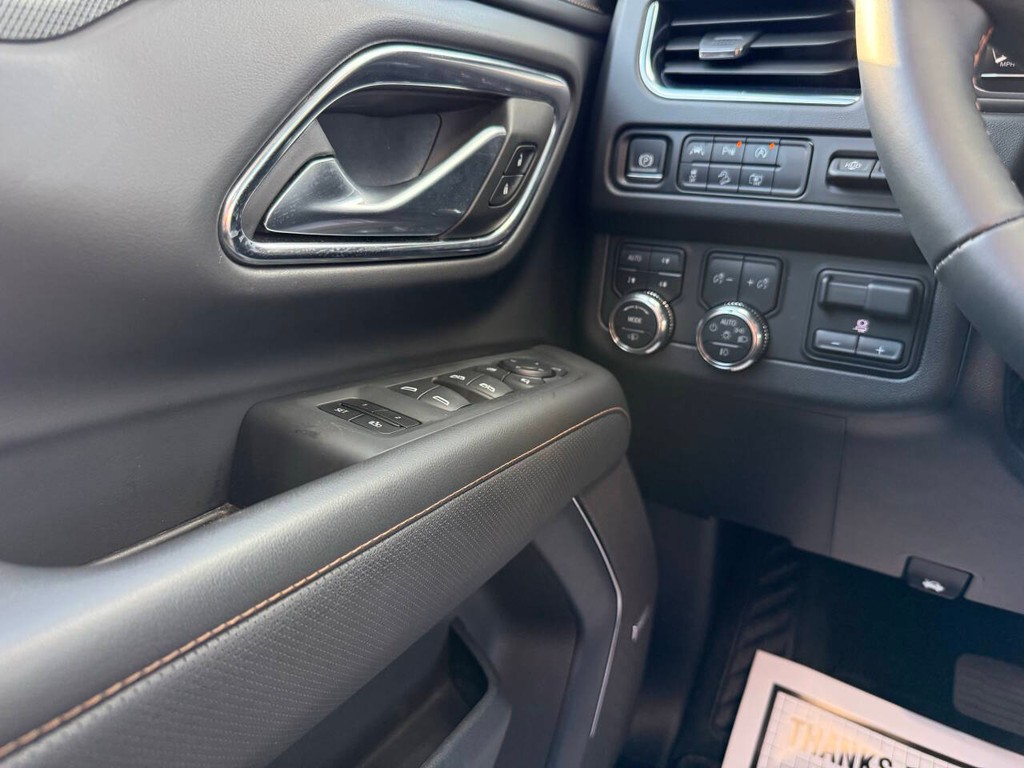 GMC Yukon Vehicle Full-screen Gallery Image 34