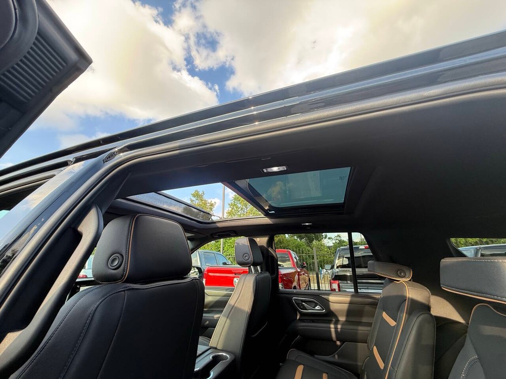 GMC Yukon Vehicle Full-screen Gallery Image 36