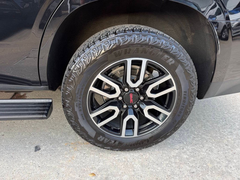 GMC Yukon Vehicle Full-screen Gallery Image 41