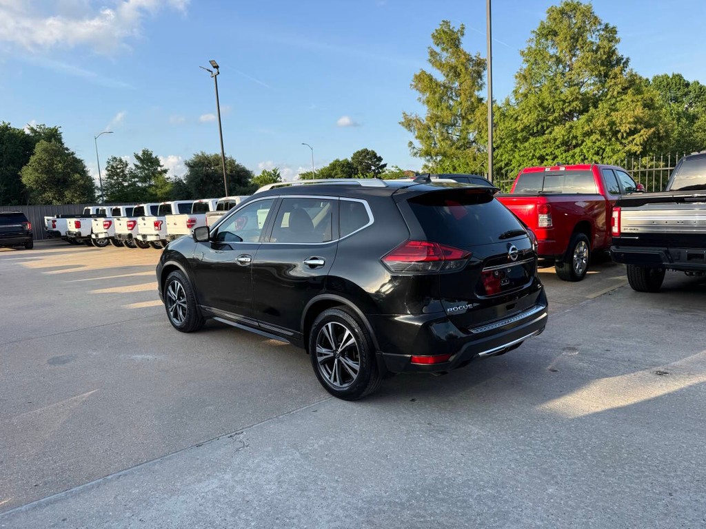 Nissan Rogue Vehicle Full-screen Gallery Image 04