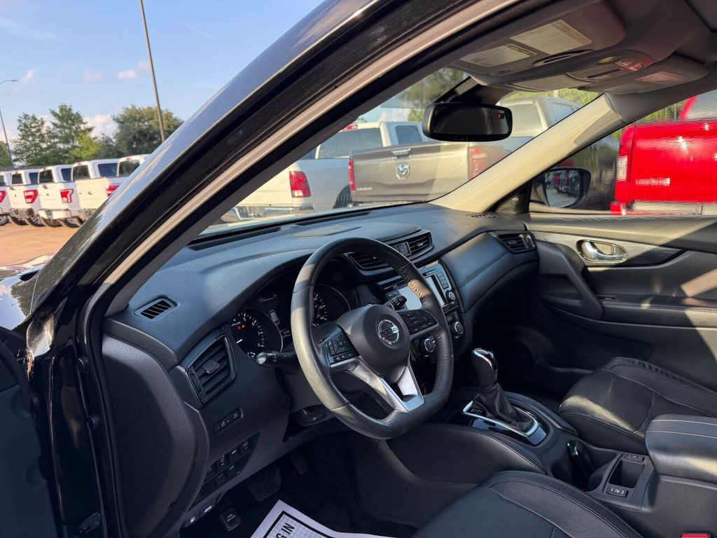 Nissan Rogue Vehicle Full-screen Gallery Image 06