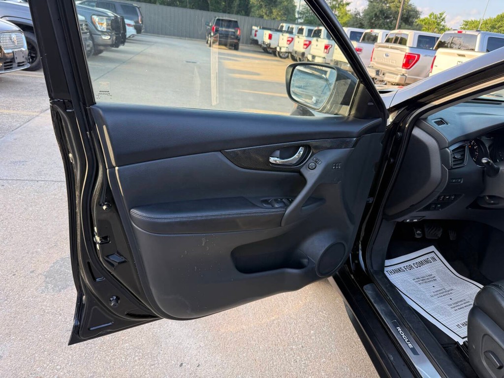 Nissan Rogue Vehicle Full-screen Gallery Image 08