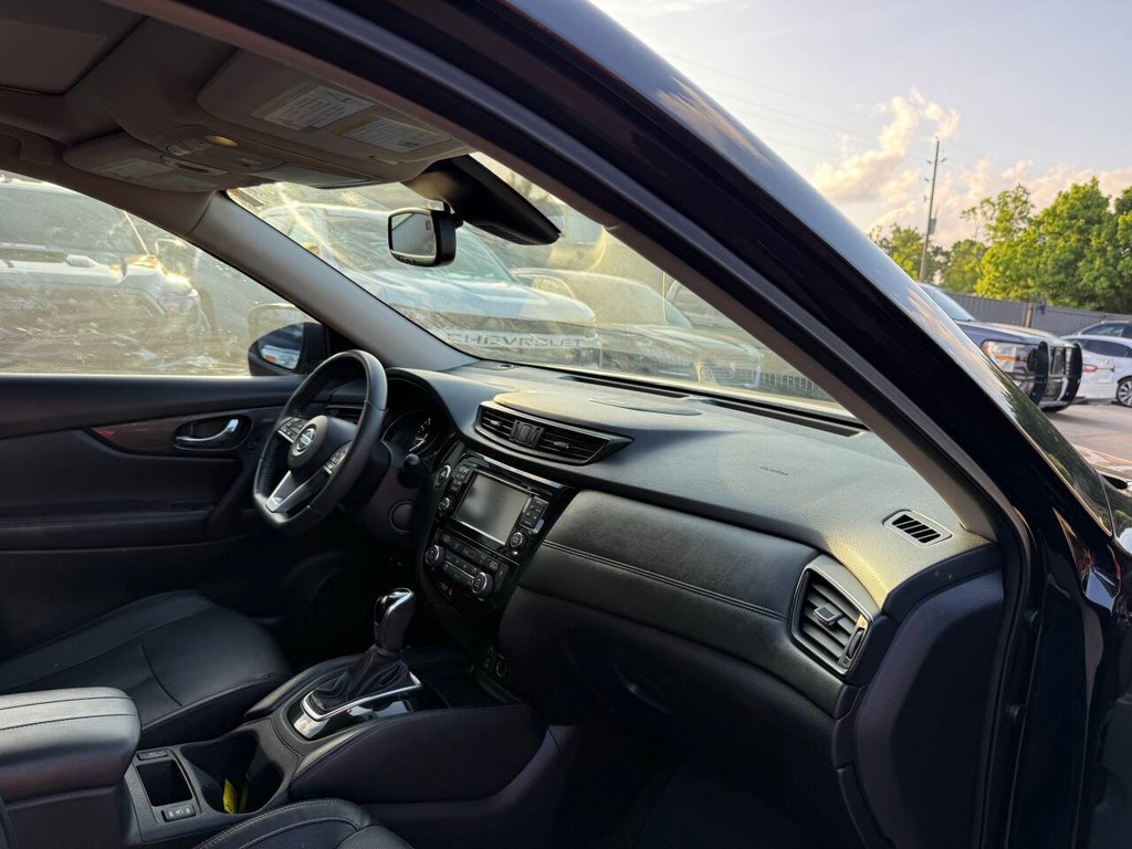 Nissan Rogue Vehicle Full-screen Gallery Image 09