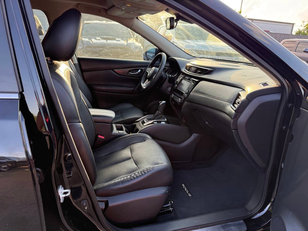 Nissan Rogue Vehicle Full-screen Gallery Image 10
