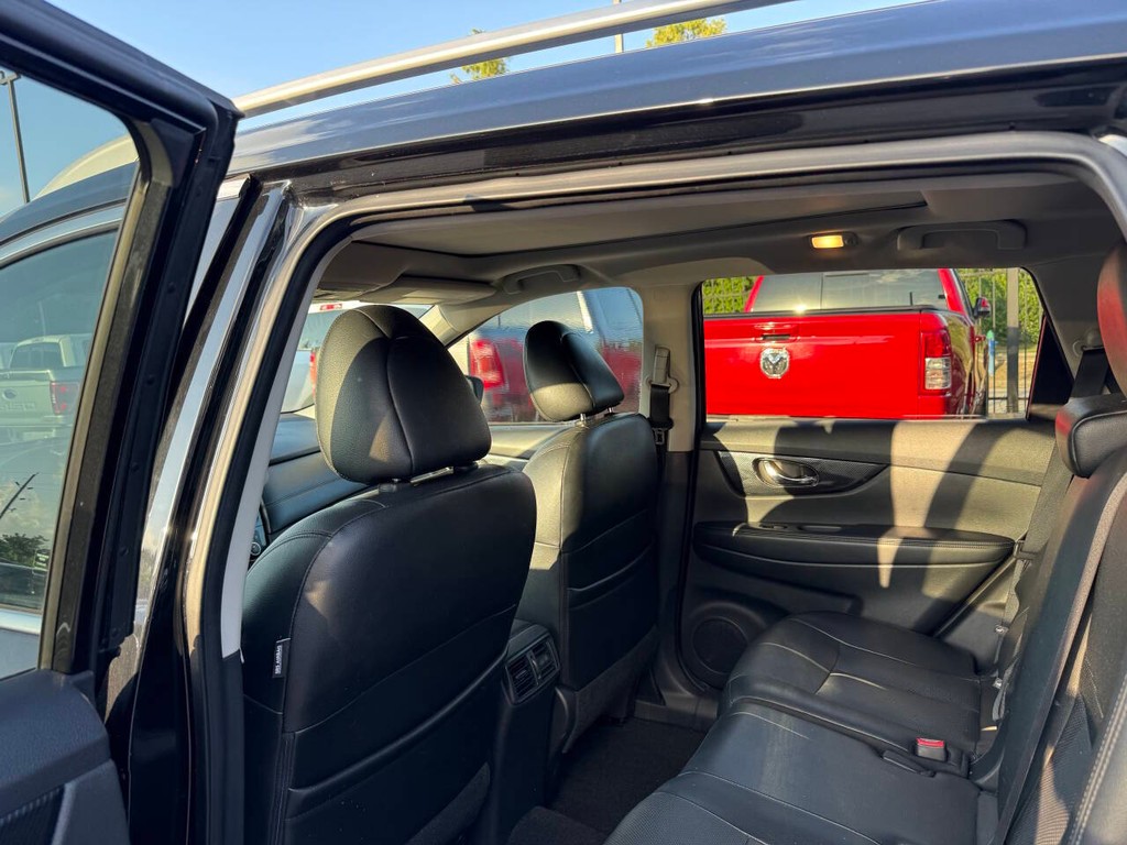 Nissan Rogue Vehicle Full-screen Gallery Image 11