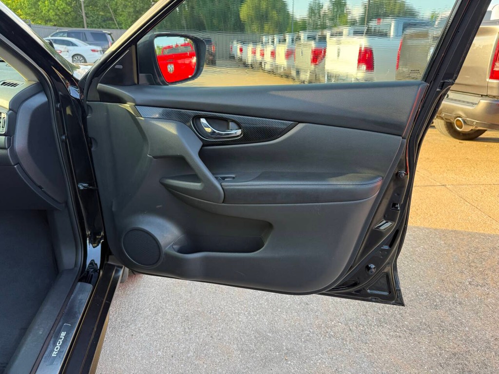 Nissan Rogue Vehicle Full-screen Gallery Image 12