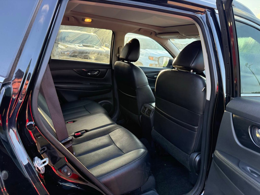Nissan Rogue Vehicle Full-screen Gallery Image 13