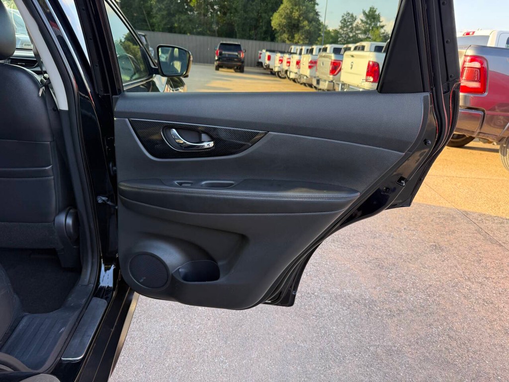 Nissan Rogue Vehicle Full-screen Gallery Image 14