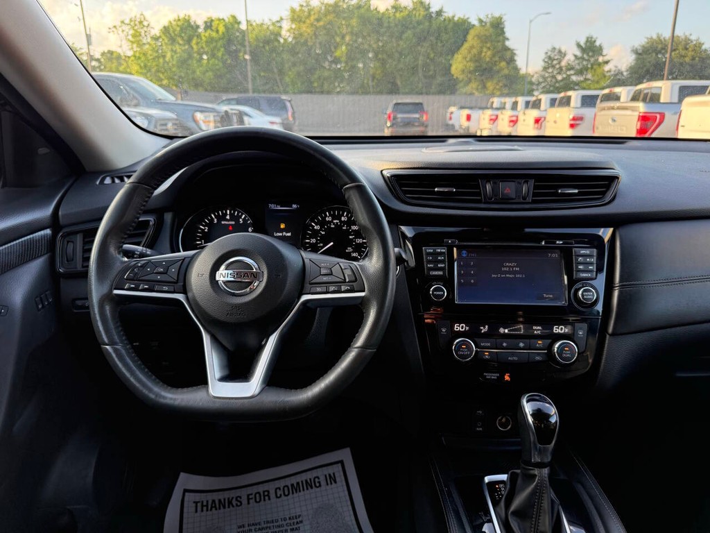 Nissan Rogue Vehicle Full-screen Gallery Image 18