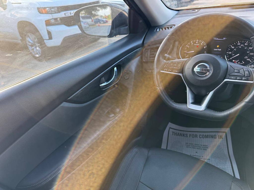 Nissan Rogue Vehicle Full-screen Gallery Image 20