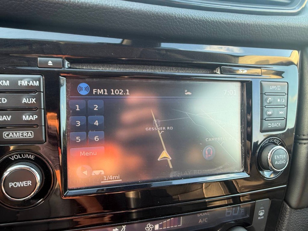 Nissan Rogue Vehicle Full-screen Gallery Image 24