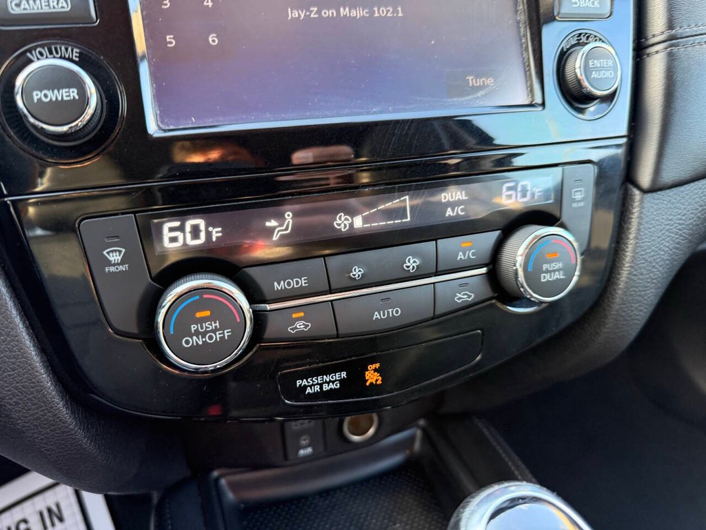 Nissan Rogue Vehicle Full-screen Gallery Image 25