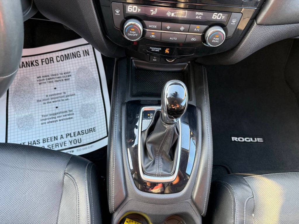 Nissan Rogue Vehicle Full-screen Gallery Image 26