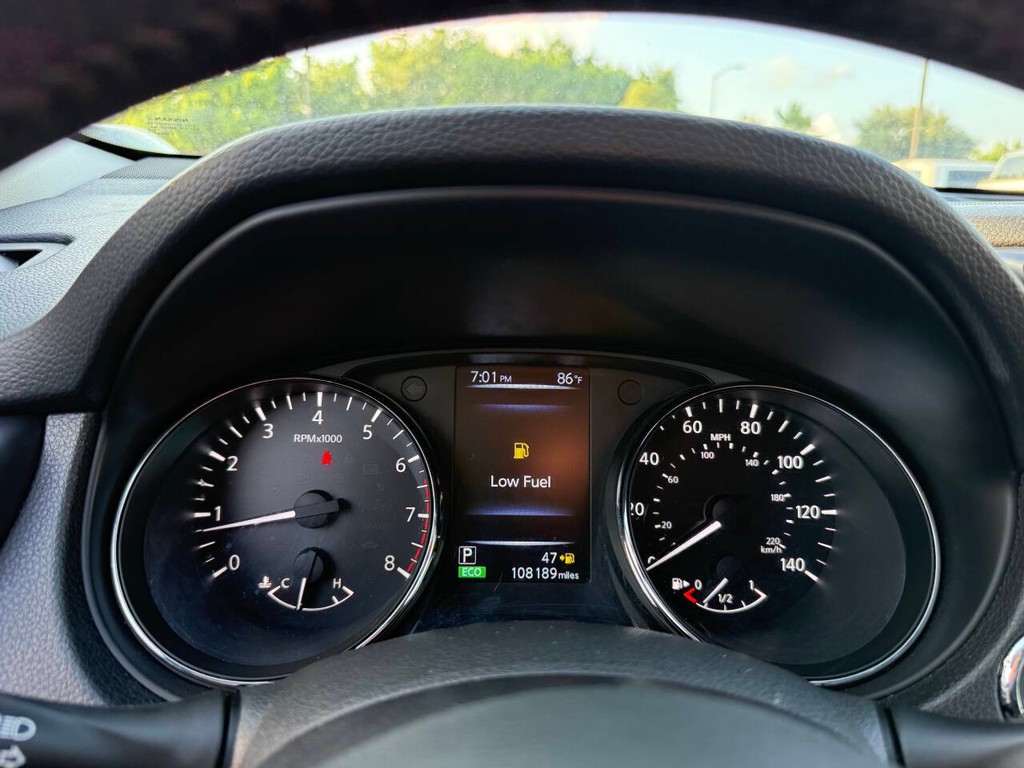 Nissan Rogue Vehicle Full-screen Gallery Image 30