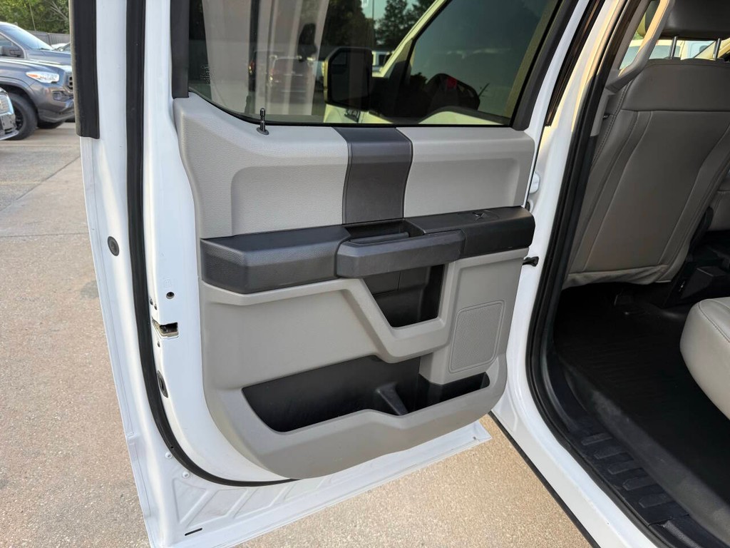 Ford F-150 Vehicle Full-screen Gallery Image 15