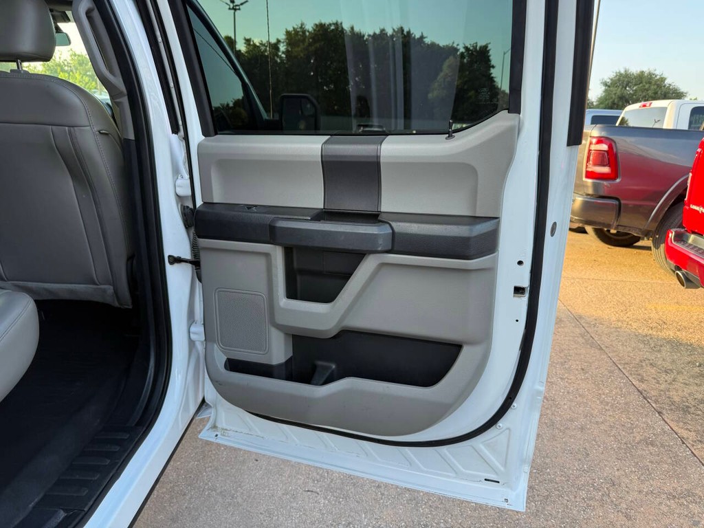 Ford F-150 Vehicle Full-screen Gallery Image 16
