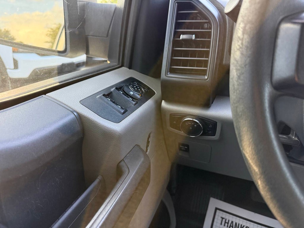 Ford F-150 Vehicle Full-screen Gallery Image 31