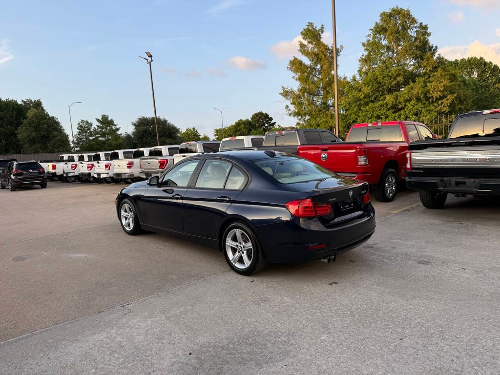 BMW 3 Series Vehicle Full-screen Gallery Image 04