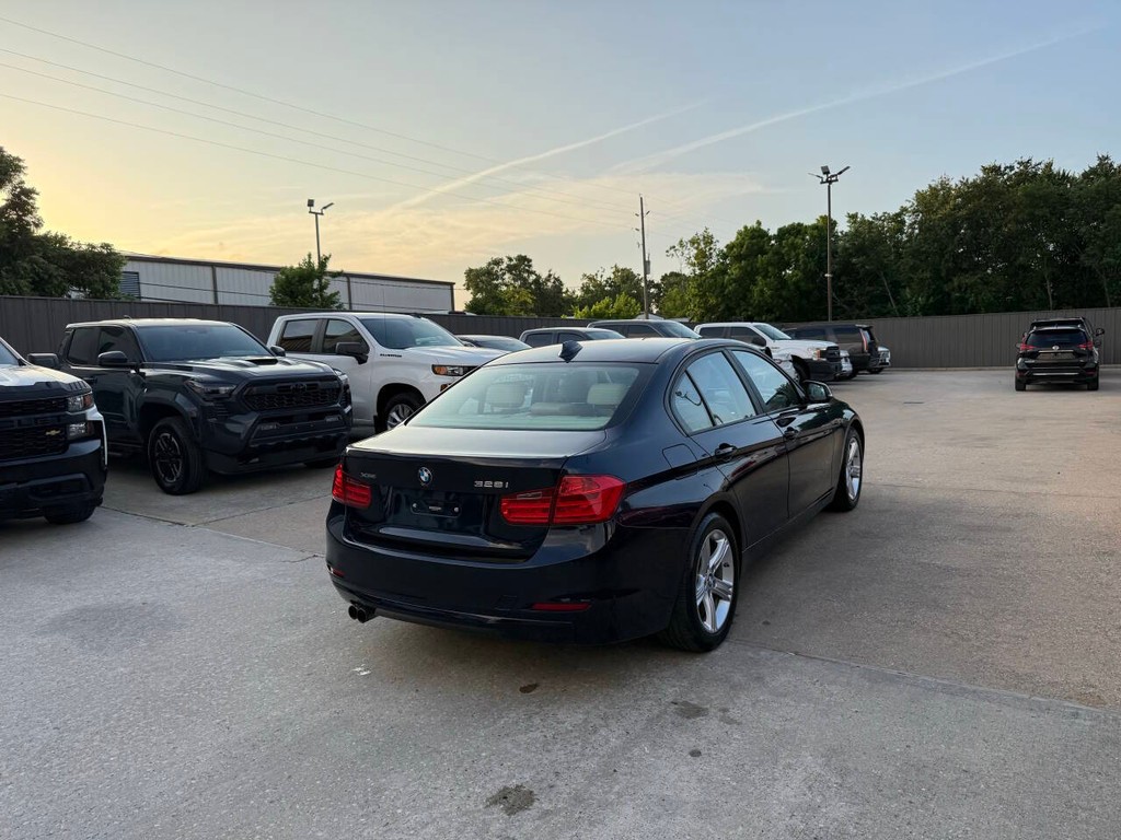 BMW 3 Series Vehicle Full-screen Gallery Image 05