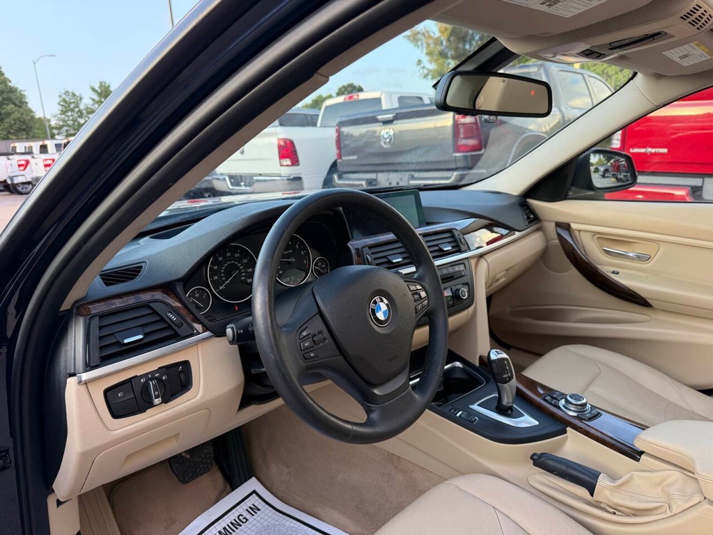 BMW 3 Series Vehicle Full-screen Gallery Image 06