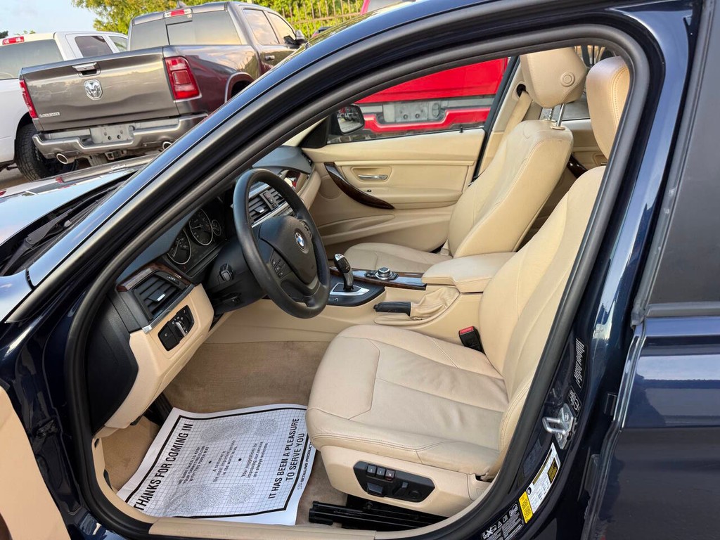 BMW 3 Series Vehicle Full-screen Gallery Image 07