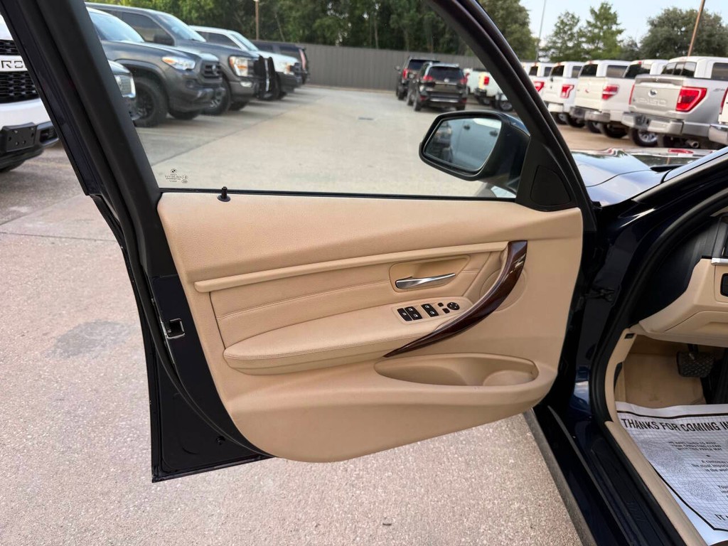 BMW 3 Series Vehicle Full-screen Gallery Image 08