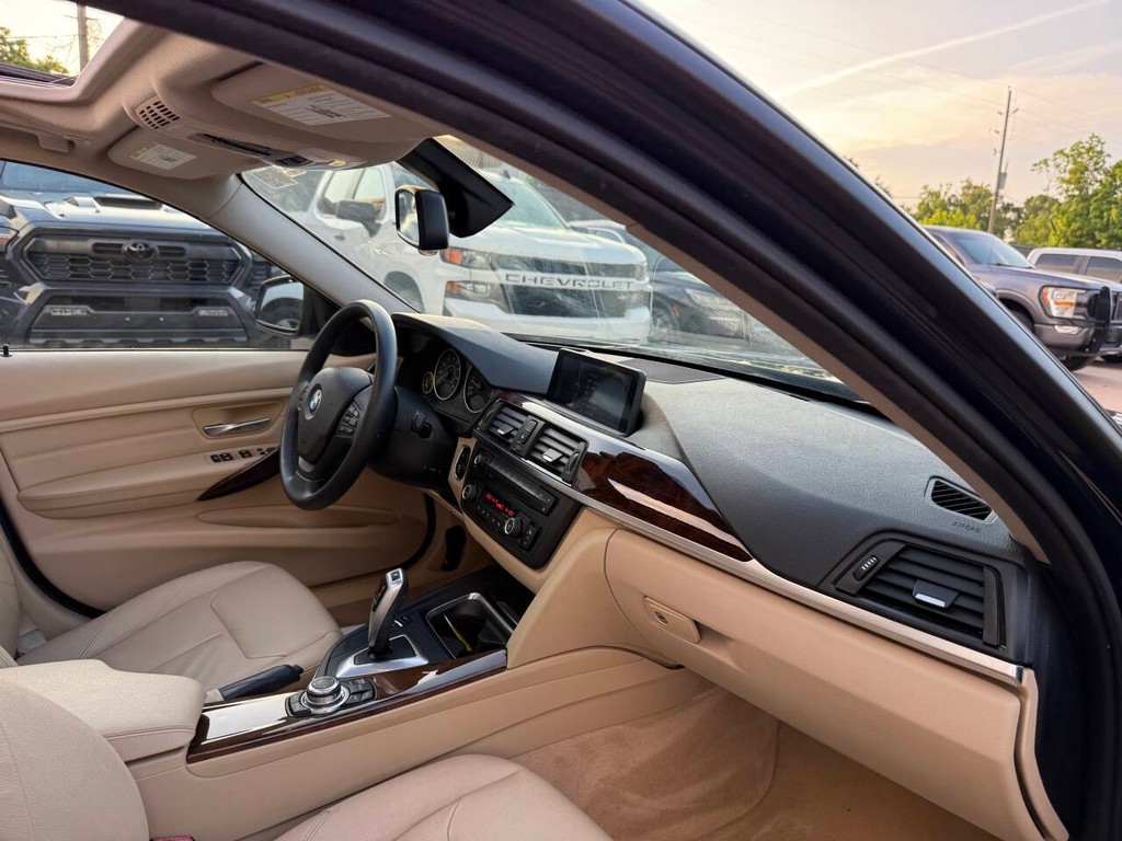 BMW 3 Series Vehicle Full-screen Gallery Image 09