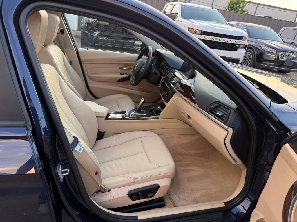 BMW 3 Series Vehicle Full-screen Gallery Image 10