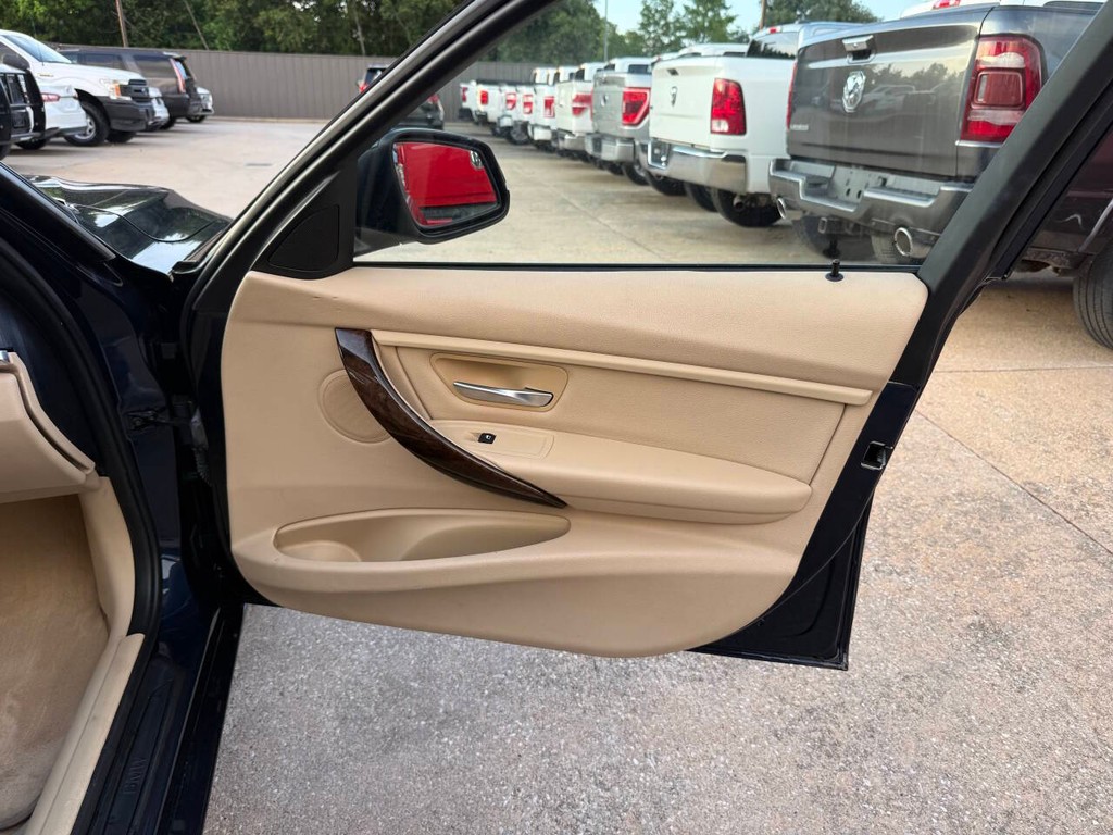 BMW 3 Series Vehicle Full-screen Gallery Image 11